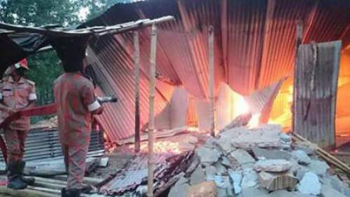 টাঙ্গাইলে মধুপুর উপজেলায় শেখ রাসেল স্মৃতি সংসদে আগুন ।।