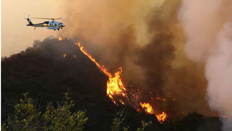 মার্কিন যুক্তরাষ্ট্রের লস এঞ্জেলেসে দাবানলে ঘর ছেড়েছে প্রায় পাঁচ হাজার মানুষ