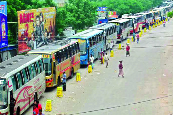 পাটুরিয়া-দৌলতদিয়া ফেরিঘাটে অসহনীয় যানযট ।। পদ্মা পারের অপেক্ষায় শত শত যানবাহন