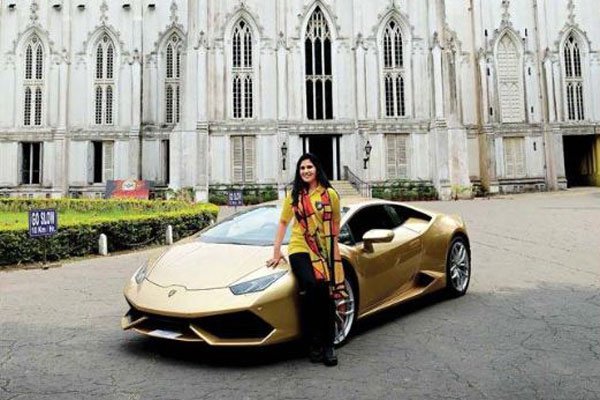 কলকাতার এক গৃহবধূ বিশ্বের অন্যতম বিলাসবহুল গাড়ী চালিয়ে রেস জিতছেন...
