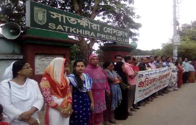 দেশব্যাপী গুপ্ত হত্যার প্রতিবাদে সাতক্ষীরায় মানববন্ধন......