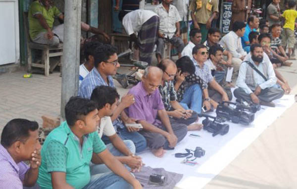 সাংবাদিকের নামে মিথ্যা মামলা করায় মেহেরপুরে সাংবাদিকদের কলম বিরতি পালন ।।