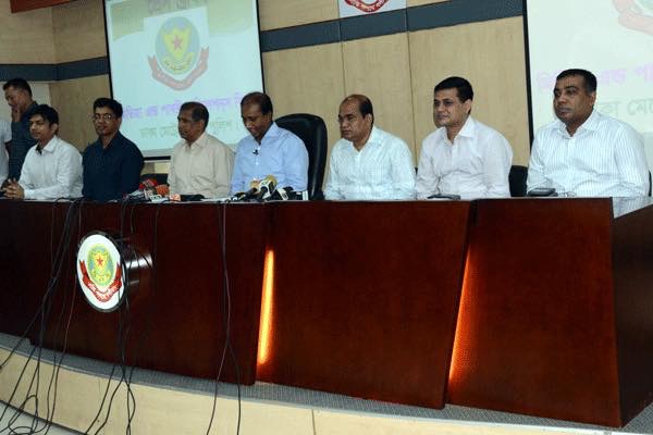 নাইজেরিয়ান নাগরিকসহ ইমেইল হ্যাক চক্রের ২ সদস্যকে আটক করেছে পুলিশের বিশেষায়িত ইউনিট...