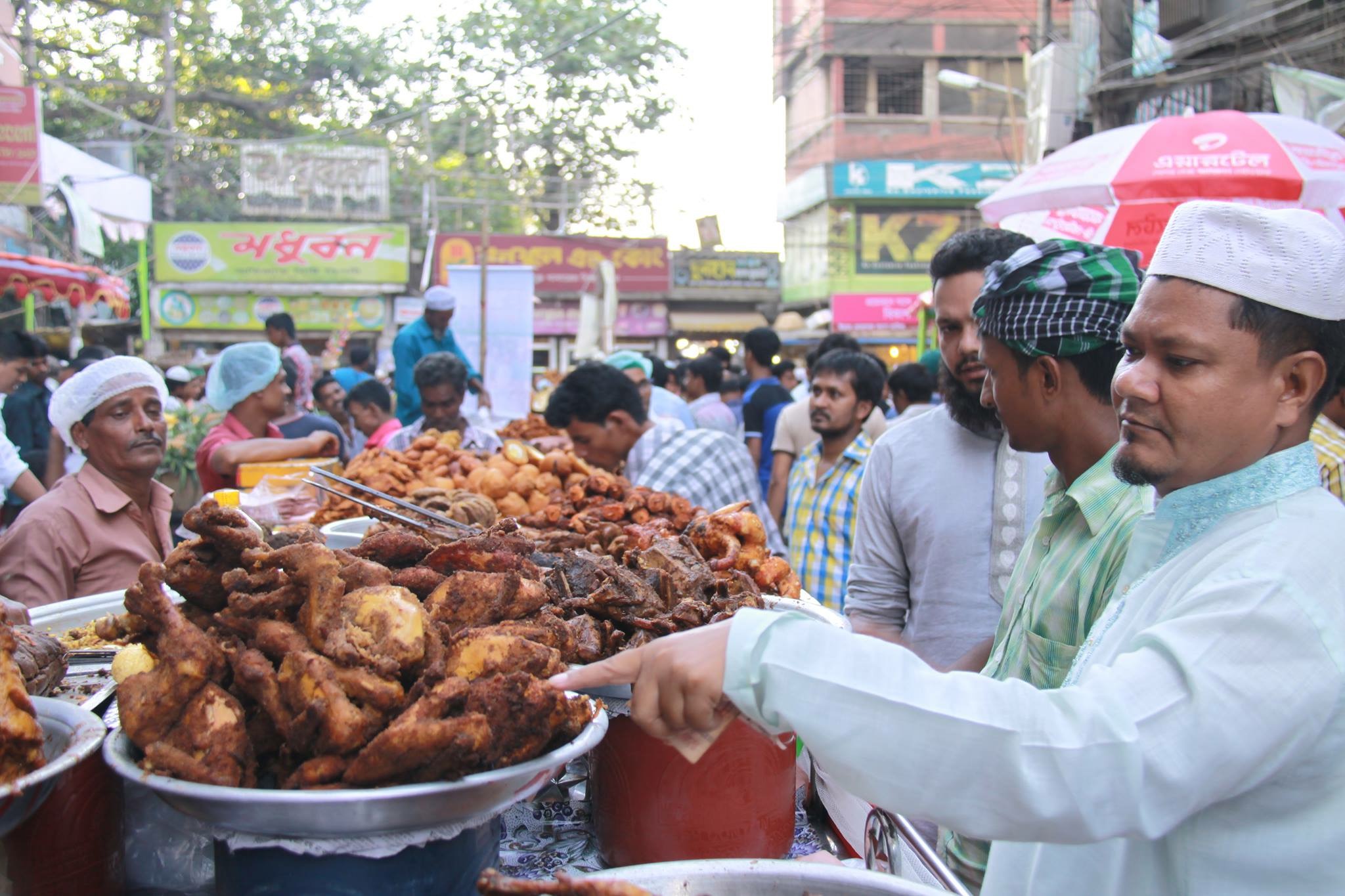 জমজমাট ইফতারির নগরী পুরান ঢাকা চকবাজার