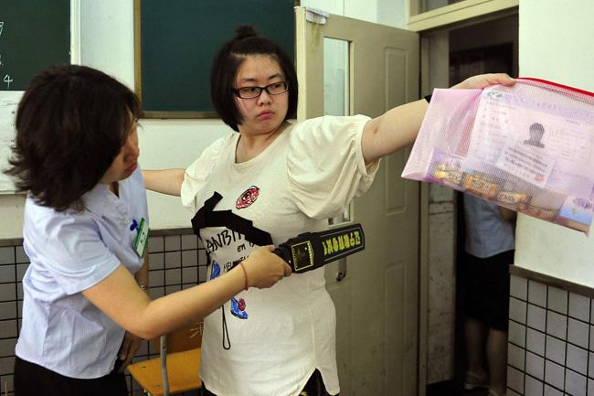 চীনে শিক্ষার্থীদের নৈতিক অবক্ষয় রোধে নকল করলেই সাত বছরের জেলের সিদ্ধান্ত