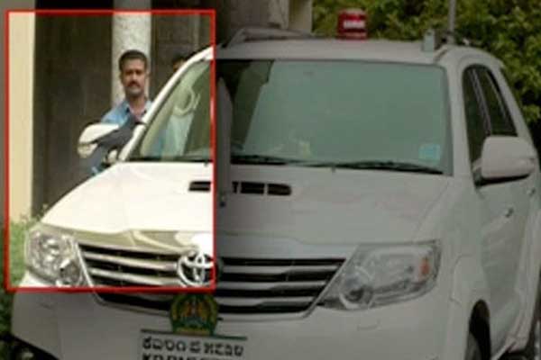 কু-সংস্কার ।। গাড়িতে কাক বসায় অর্ধকোটি টাকার গাড়িই পাল্টে ফেললেন ভারতের কর্ণাটকের মুখ্যমন্ত্রী...