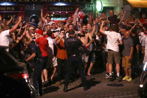 ইউরো কাপ ফুটবল নিয়ে ইংল্যান্ড ও রাশিয়ার সমর্থকদের মধ্যে সংঘর্ষ....