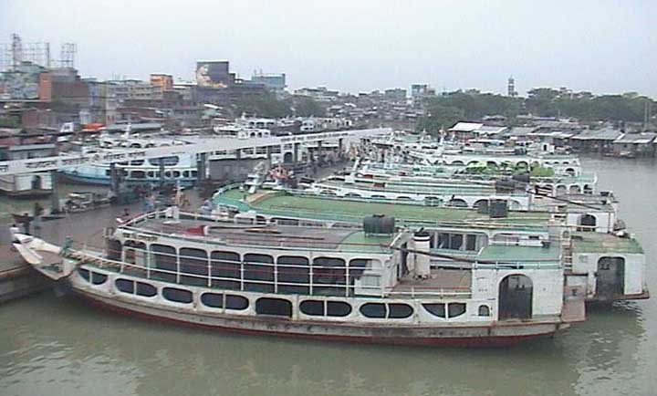 বরিশালে ছোট লঞ্চ চলাচলে নিষেধাজ্ঞা
