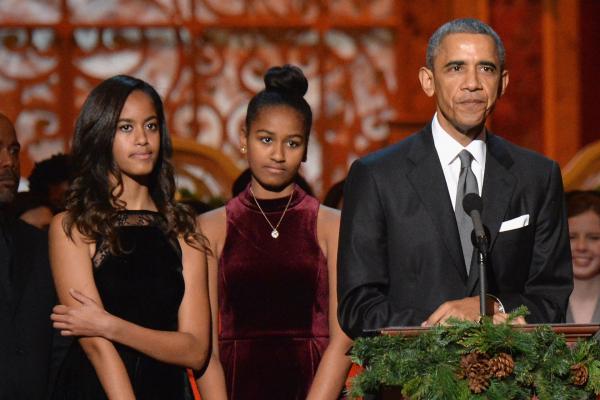 মেয়ের হাইস্কুলের অনুষ্ঠানে প্রেসিডেন্ট হিসেবে নয়, শুধুই বাবা হিসেবে যোগ দিলেন মার্কিন প্রেসিডন্ট ওবামা ।।