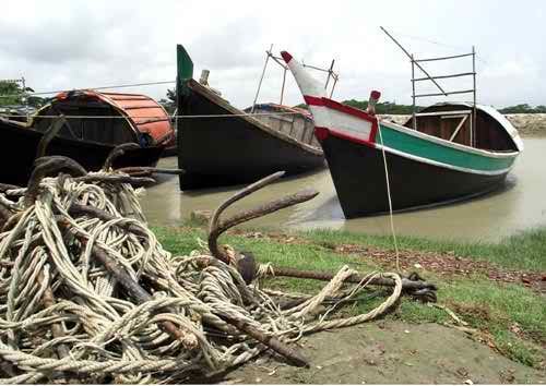 পর্যাপ্ত বরফ ও বিদ্যুতের অভাবে জেলেদের সাগরে ইলিশ ধরা বন্ধ..
