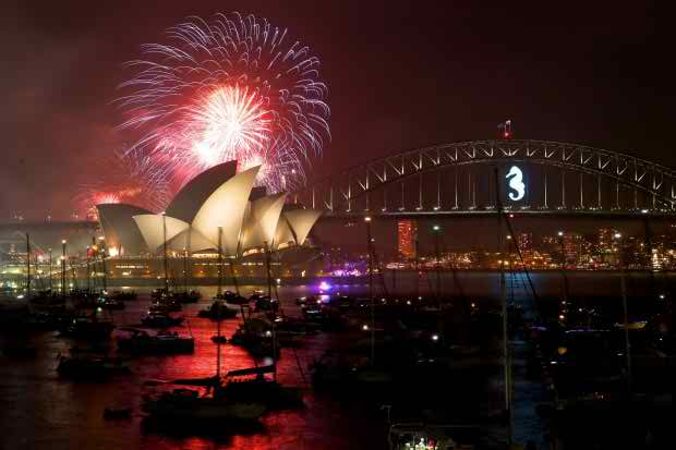 অস্ট্রেলিয়ার সিডনি হার্বার ব্রিজের পিলারের চুড়ায় এক ব্যক্তি উঠায় শহর জুড়ে আতঙ্ক !