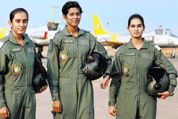ভারতের প্রথম নারী যোদ্ধা পাইলটের কমিশন
