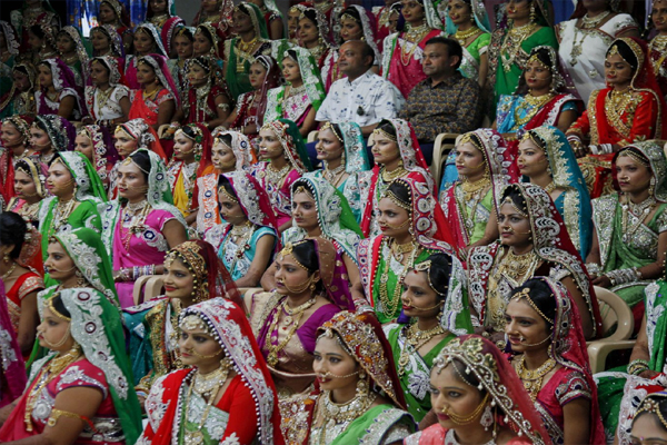 ভারতের গুজরাটের ভাবনগর গ্রামের ৪৭২ কন্যার বিয়ে দিয়ে গর্বিত বাবা ।।