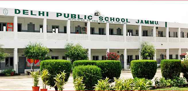 শিক্ষিকার বোরখা পরাতে নিষেধাজ্ঞা নিয়ে জম্মু-কাশ্মীরে উত্তেজনা