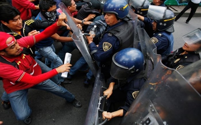 মেক্সিকোতে শিক্ষকদের সঙ্গে পুলিশের সংঘর্ষ ।। নিহত তিন, আহত ১২