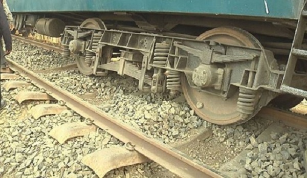 বঙ্গবন্ধু সেতুর পশ্চিম পাশে ট্রেন লাইনচ্যুত, রেল যোগাযোগ বন্ধ