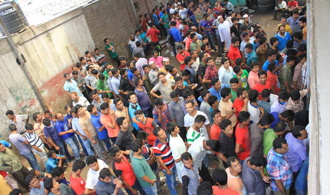 বাসের অগ্রিম টিকিট বিক্রির প্রথম দিনই বাড়তি ভাড়া আদায়ের অভিযোগ, টিকিট সংকটে ভুগছেন যাত্রীরা।।