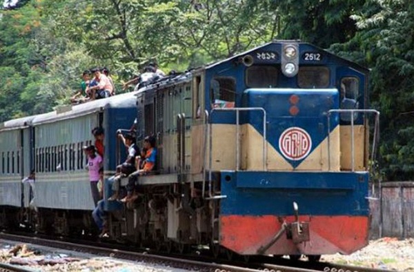 কয়েক ঘন্টা বন্ধ থাকার পর ঢাকার সঙ্গে উত্তর-দক্ষিণ বঙ্গের ট্রেন চলাচল আবারও শুরু।।