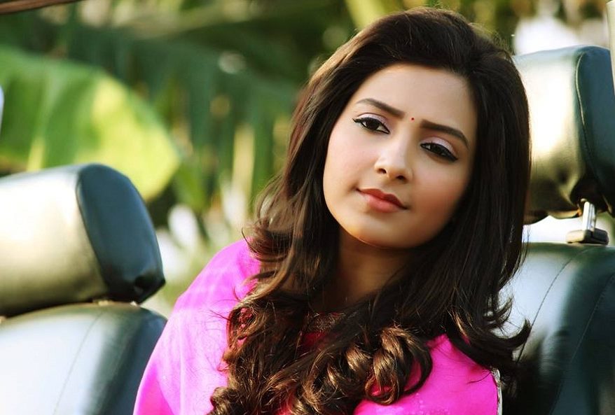 শুটিং করতে যেয়ে আহত টালিউডের জনপ্রিয় নায়িকা শুভশ্রী