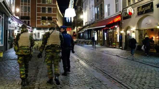 ব্রাসেলসে শপিং মলে বোমাতঙ্ক মেট্রোরেল বন্ধ