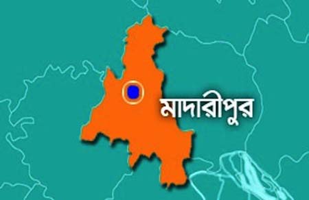 মাদারীপুরে মুরগির ফার্মে আগুন লেগে তিন হাজার মুরগি পুড়ে ছাই.....