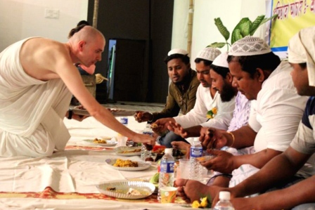 ভারতের মন্দিরে মুসলিম ভাইদের সম্মানে ইফতার পার্টি।।