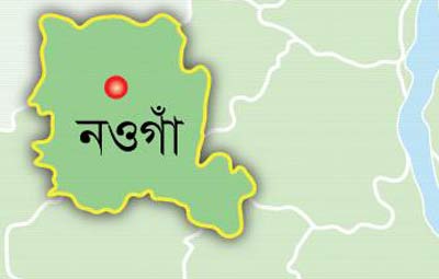 নওগাঁর মান্দা উপজেলায় মহাসড়কে গাছের গুড়ি ফেলে গণডাকাতি