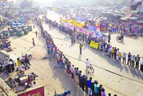 এক বছরেও পূর্ণাঙ্গ কমিটি করতে না পারায় মধুপুরে ছাত্রলীগের মানববন্ধন ।।