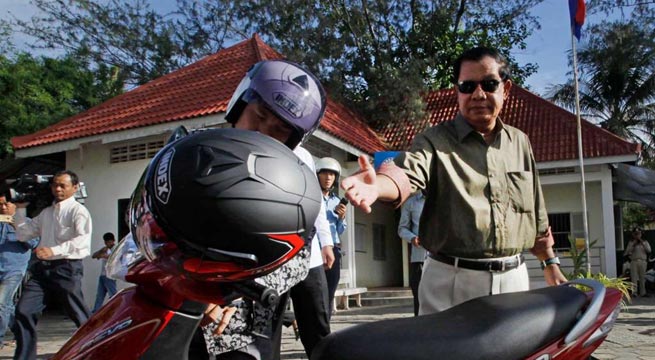 হেলমেট ছাড়া বাইক চালিয়ে জরিমানা দিলেন কম্বোডিয়ার প্রধানমন্ত্রী হুন সেন ।।