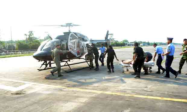আহত র‌্যাব সদস্যকে হেলিকপ্টারে ঢাকা সিএমএইচে।