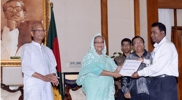 ১০টি শিক্ষা প্রতিষ্ঠানের কাছে ১০টি বাস হস্তান্তর করলেন প্রধানমন্ত্রী ....