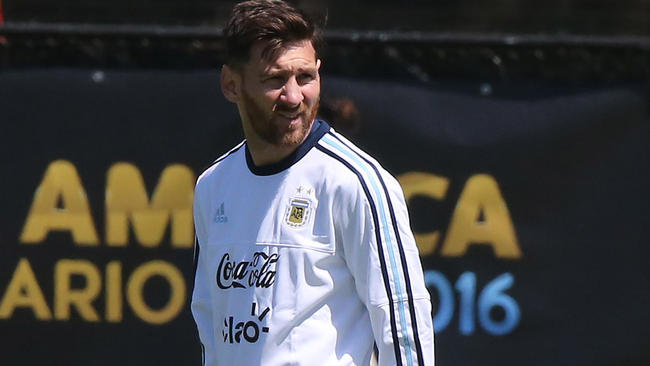 গভীর হতাশা নিয়ে আন্তর্জাতিক ফুটবল থেকে অবসরের ঘোষণা দিলেন লিওনেল মেসি