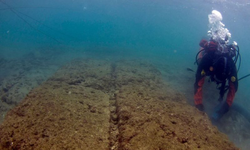 গ্রিসের এথেন্স নগরীর উপকূলে একটি প্রাচীন নৌঘাঁটির সন্ধান