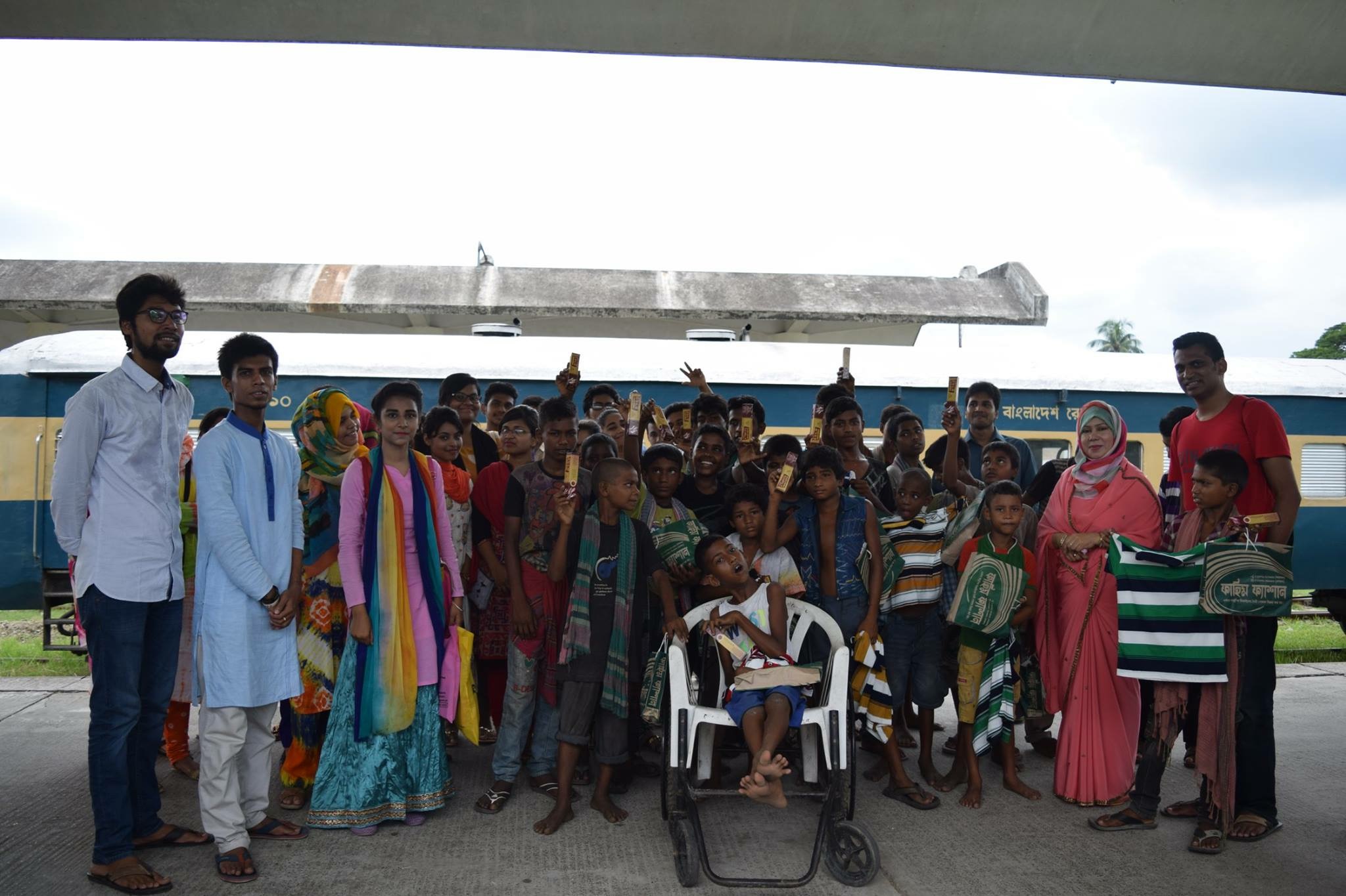 ঈদ উপলক্ষে রাজশাহীতে ইচ্ছে ফাউন্ডেশনের উদ্যোগে সুবিধাবঞ্চিতদের মধ্যে কাপড় বিতরন