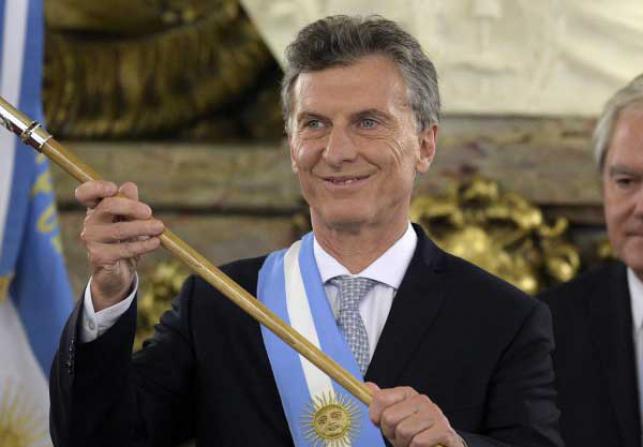 মেসিকে জাতীয় দলে থাকার অনুরোধ জানিয়ে আর্জেন্টিনার রাষ্ট্রপতির ফোন