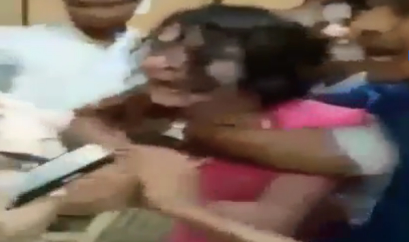 মুম্বাইয়ের ওরলি থানায় ঢুকে মদ্যপ এক তরুণীর পুলিশকে চড় ,লাথি