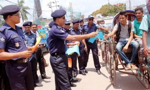 পবিত্র রমজানে নওগাঁ জেলা পুলিশের জনসচেতনতা মূলক লিফলেট বিতরণ