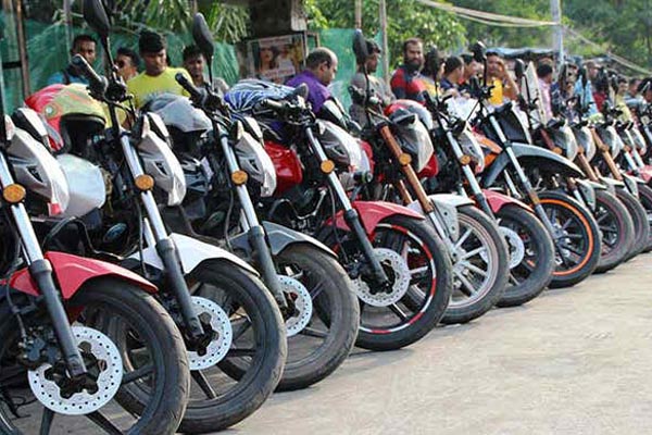 মটরসাইকেলের বৈধ কাগজ থাকলে ইফতার প্যাকেট, না থাকলে মামলা ।।