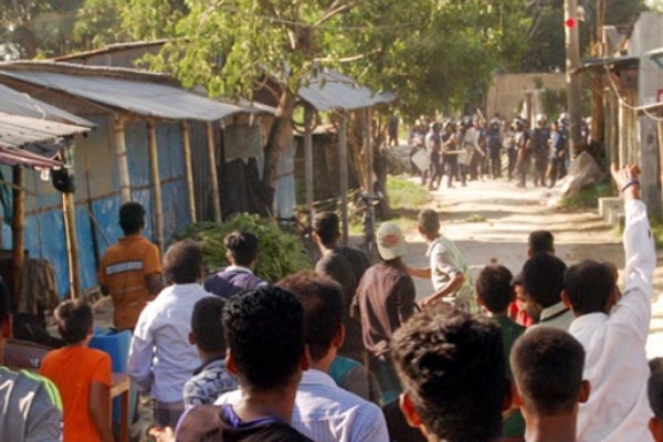 সিদ্ধিরগঞ্জে গ্যাস সংযোগ নিয়ে পুলিশ-এলাকাবাসী সংঘর্ষ ৬ পুলিশসহ আহত ২০