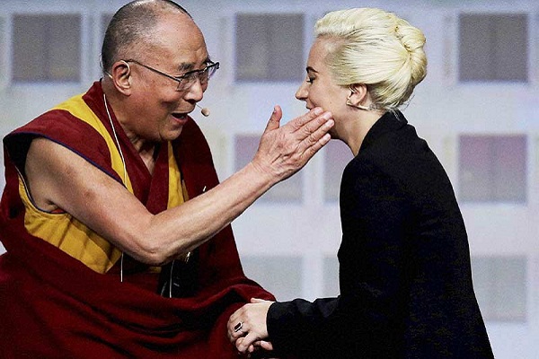 তিব্বতের ধর্মীয় গুরু দালাই লামার সাথে বৈঠক করায় নিষিদ্ধ পশ্চিমা সঙ্গীত বিশারদ লেডি গাগা....