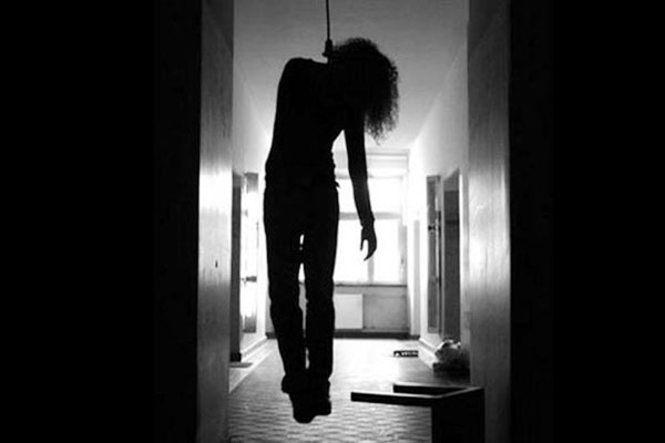 ফেসবুক পেজে নিজের অর্ধনগ্ন ছবি দেখে এক মেয়ের আত্মহত্যা.....