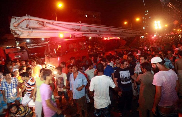 উত্তর বাড্ডায় একটি বহুতল ভবনে আগুন: বাড্ডা ক‌ু‌ড়িল প্রগ‌তি সড়‌কে যানচলাচল বন্ধ, তীব্র যানযট...