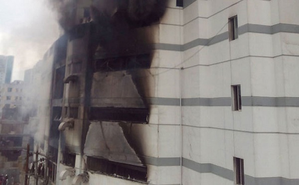 দীর্ঘ সাড়ে ছয় ঘণ্টা চেষ্টার পর মধ্যবাড্ডার প্রিমিয়াম প্লাজার আগুন নিয়ন্ত্রণে ।। ধীরে ধীরে যান চলাচল স্বাভাবিক হচ্ছে