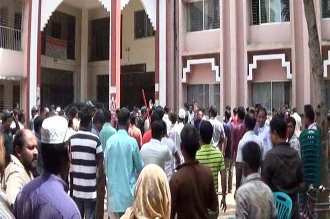 অনির্দিষ্টকালের কর্মবিরতিতে কিশোরগঞ্জের পৌরসভার কর্মকর্তা-কর্মচারীরা।।