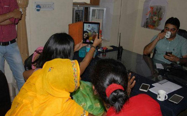 সেলফি ম্যানিয়া অতিক্রম করল মানবিকতার সীমা: ভারতে ধর্ষিতার সঙ্গে মহিলা কমিশনের সেলফি