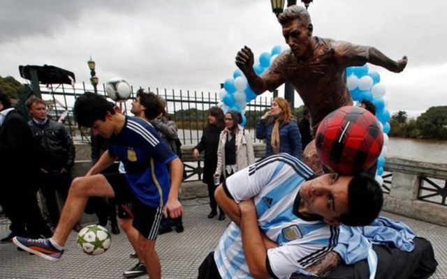 আর্জেন্টিনায় মেসির সুবিশাল ব্রোঞ্জমূর্তি উন্মোচন