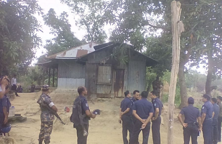 টেকনাফে রোহিঙ্গা ক্যাম্পে হামলা ও অস্ত্র লুটের ঘটনায় ৫ রোহিঙ্গা সন্ত্রাসী আটক ।।