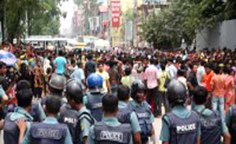 বকেয়া বেতন ও ঈদ বোনাসের দাবিতে সাভারে গার্মেন্টস শ্রমিকদের বিক্ষোভ ।।