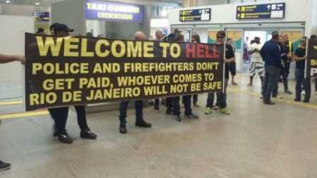 ব্রাজিলের রিওডি জেনিরো বিমানবন্দরে পুলিশ ও দমকল কর্মীদের অভিনব প্রতিবাদ ।। আতংকিত আগন্তুক....