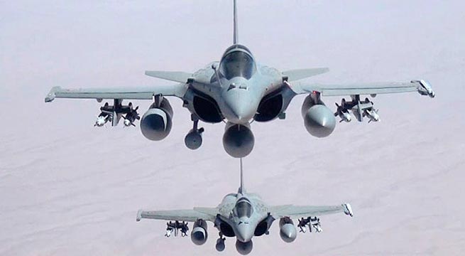 ৩০ বছর পর নিজস্ব প্রযুক্তির এইচএএল তেজস' নামে ২টি সুপারসনিক যুদ্ধবিমান ভারতীয় বিমানবাহিনীতে যুক্ত ।।